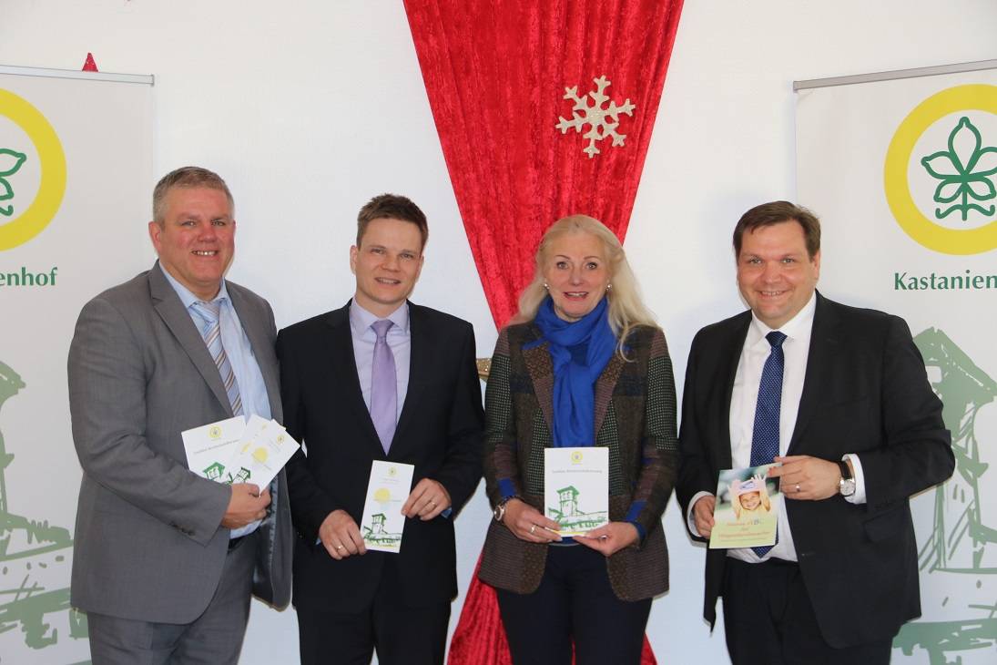 Pflegefamilien gesucht (v.l.): Kastanienhof Leiter Jens Lüdert, Andreas Altena (Firma TCS), Esta Wolff (Vorstandsvorsitzende des Krefelder Frauenvereins) und OB Frank Meyer.