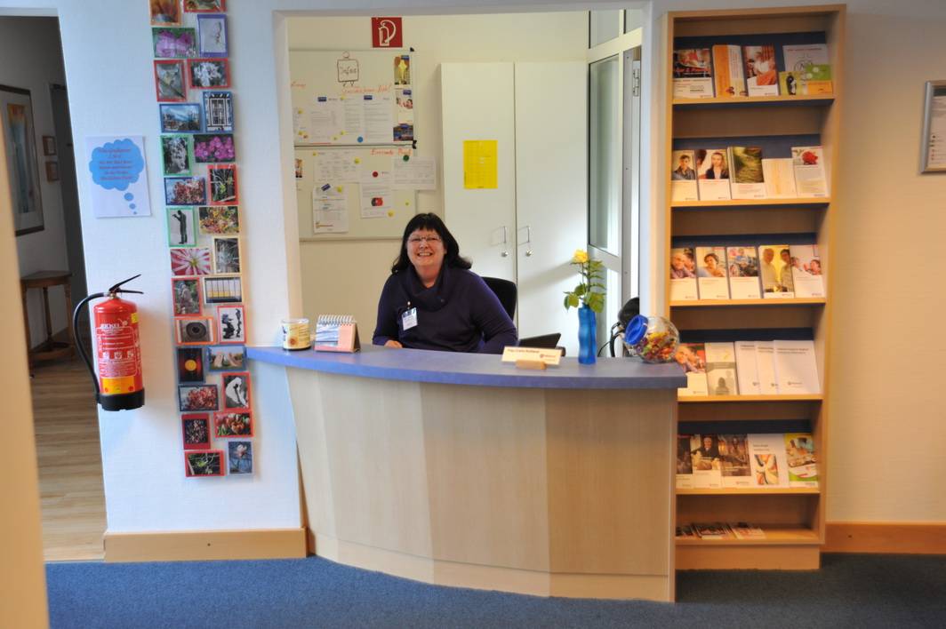 Schon am Eingang werden Patienten und Besucher freundlich von einem der vielen Mitarbeiter begrüßt: „Heute“ hat die Ehrenamtlerin Birgit Grafe-Ruhland Dienst.