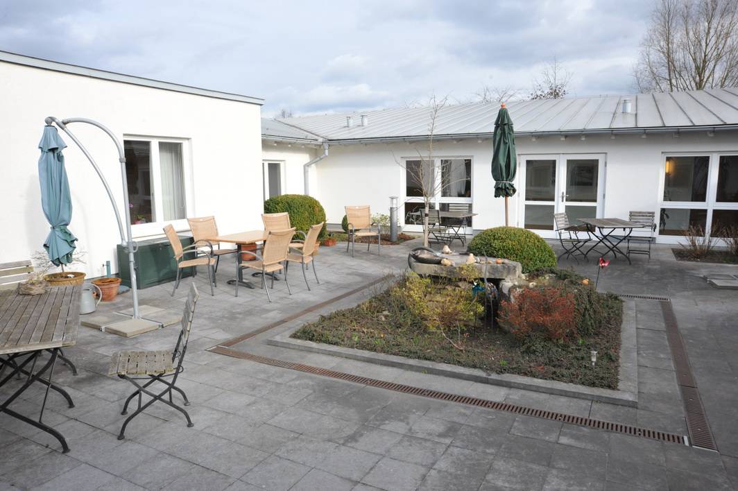 Der großzügige Innenbereich zwischen den Gebäudeteilen wird im Sommer gerne genutzt, um ein bisschen Sonne „zu tanken“.