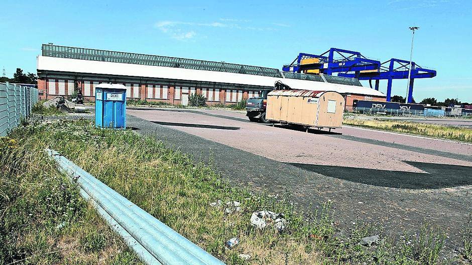 Auf dem Parkplatz vor der alten Waggonreparaturhalle soll der Lkw-Parkplatz am Hohenbudberger Container-Terminal logport III in Kürze entstehen.