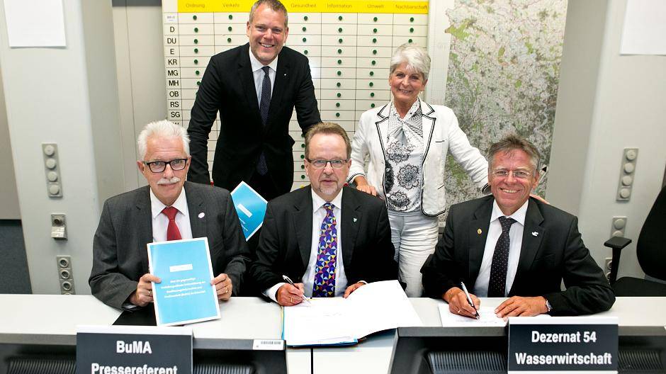  Sichern sich Unterstützung der Pressestellen zu: Die Landräte Thomas Hendele, Dr. Andreas Coenen, Dr. Ansgar Müller und Hans-Jürgen Petrauschke (v.l.n.r.) mit Regierungspräsidentin Brigitta Radermacher. 