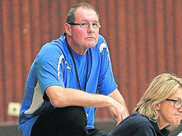 HaDe Schmitz und sein junges Rheinhauser Team sind durch den souveränen 31:20-Sieg gegen die Essener Reserve an die Spitze der Handball-Oberliga gestürmt.