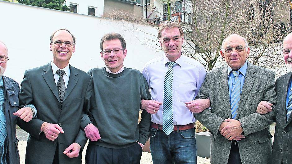  Gemeinsam für Toleranz (v.l.): Manfred Grünwald (AKB), Pfarrer Volker Hendricks (Ev. Gemeindeverband), Albert Koolen (Bündnis für Menschenwürde und Toleranz), Ralf Köpke (DGB), Michael Gilad (jüdische Gemeinde), Dr. Lothar Zimmermann (Katholikenrat). Auch dabei, aber nicht auf dem Foto: Mesut Akdeniz (Union der türkischen und islamischen Vereine), Prof. Hans-Henning von Grünberg (Hochschule Niederrhein und Hartmut Schmitz (Unternehmerschaft Niederrhein). 