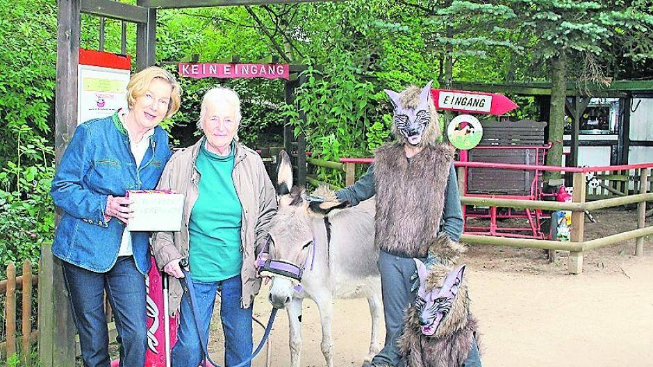 Knapp 1.100 Euro Spendengelder konnte Gisela Limmer von Massow (links) an Hildegard Miedel überreichen. Erwin Ross und Alexandros Katzianos spielten im Kindermusical „Der goldene Brunnen“ die beiden Wölfe und ließen es sich nicht nehmen, als kleine Wölfe die Arche zu besuchen.
