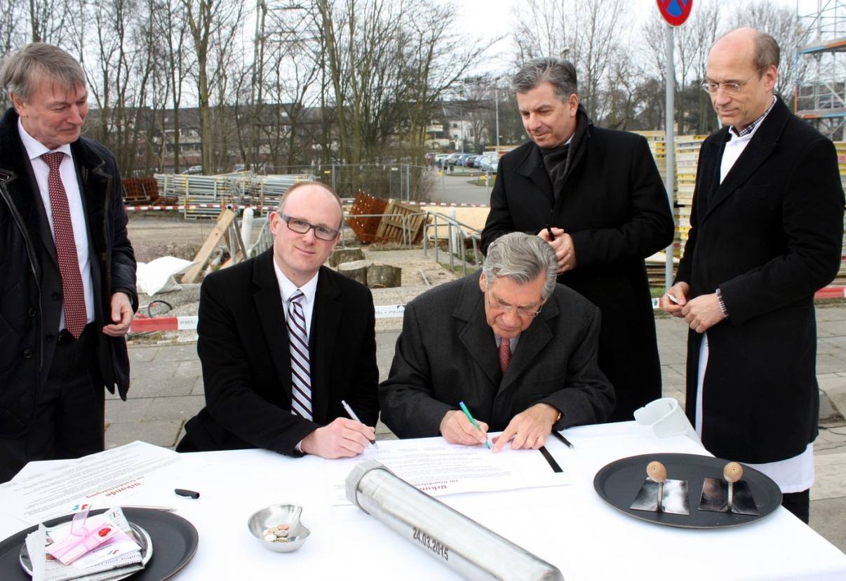 Bei der Unterzeichnung der Urkunde für den Grundstein: v.l. Kaufmännischer Geschäftsführer Otto Eggeling, OB Sören Link, Aufsichtsratschef Prof. Dr. Ekkehard Schulz, medizinischer Direktor Dr. Andreas Sander und der Ärztliche Direktor Priv.-Doz. Dr. Holger Grehl.