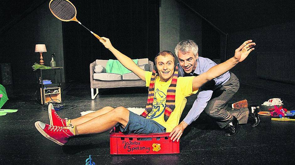  Starkes Duo: Benedikt Thönes (li.) als Jakob wird von Marco Pickart Álvero als seinem Vater über die Bühne und in Richtung Identitätssuche geschoben.  