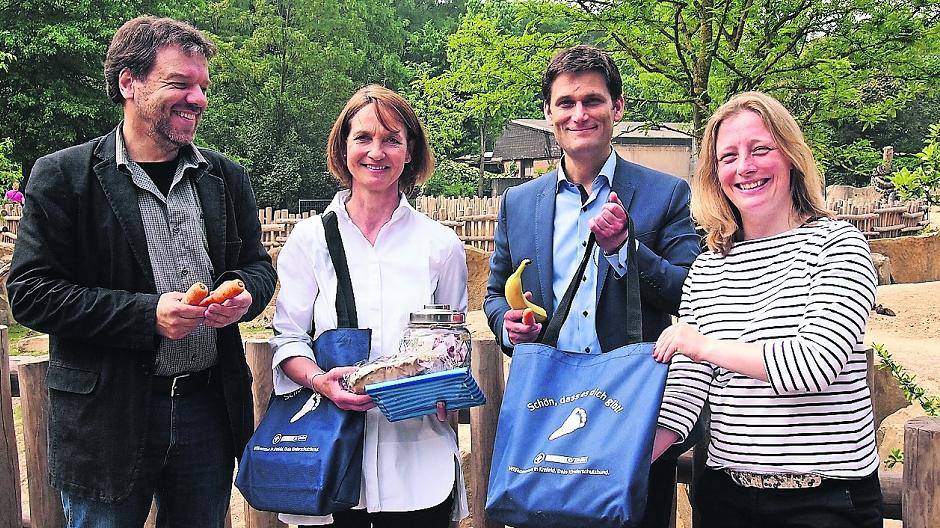  Gipfeltreffen vor Nashorngehege: (v.l.) Zoodirektor Dr. Wolfgang Dreßen, Kinderschutzbund-Vorsitzende Birgit August, Kabarettist Christian Ehring und Zoosprecherin Petra Schwinn. 