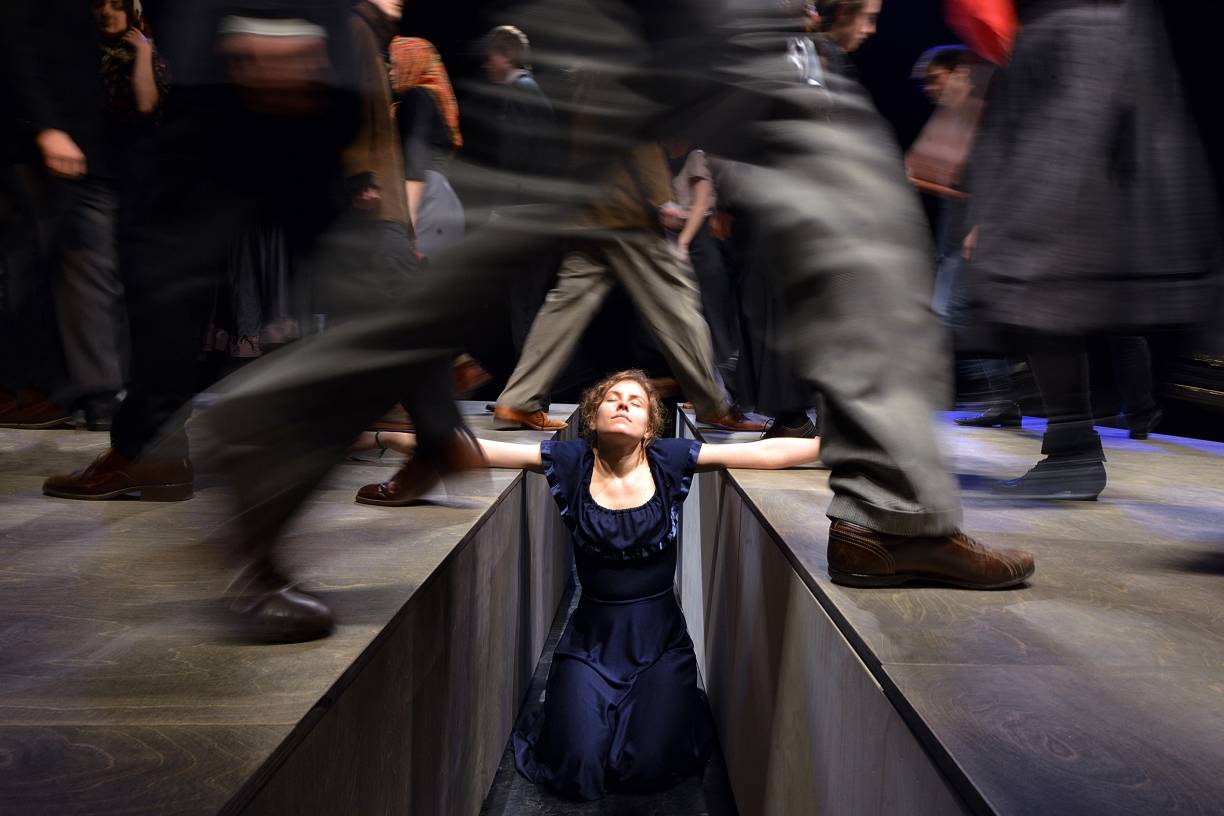 In stimmungsvollen Bildern taucht das junge Ensemble von TheaterTotal in Dostojewskijs Welt ein, die die Gesellschaft von heute spiegelt.