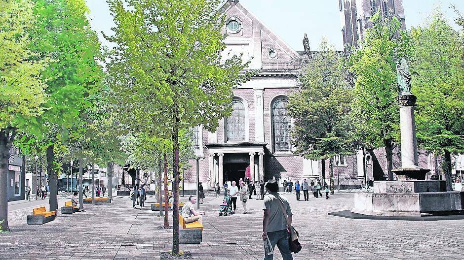 Entwurf: Neupflasterung, eine zweite Baumreihe und eine optische Erweiterung durch Einbezug der Breite Straße soll den Dionysiusplatz aufwerten. Skizze: Büro häfner...