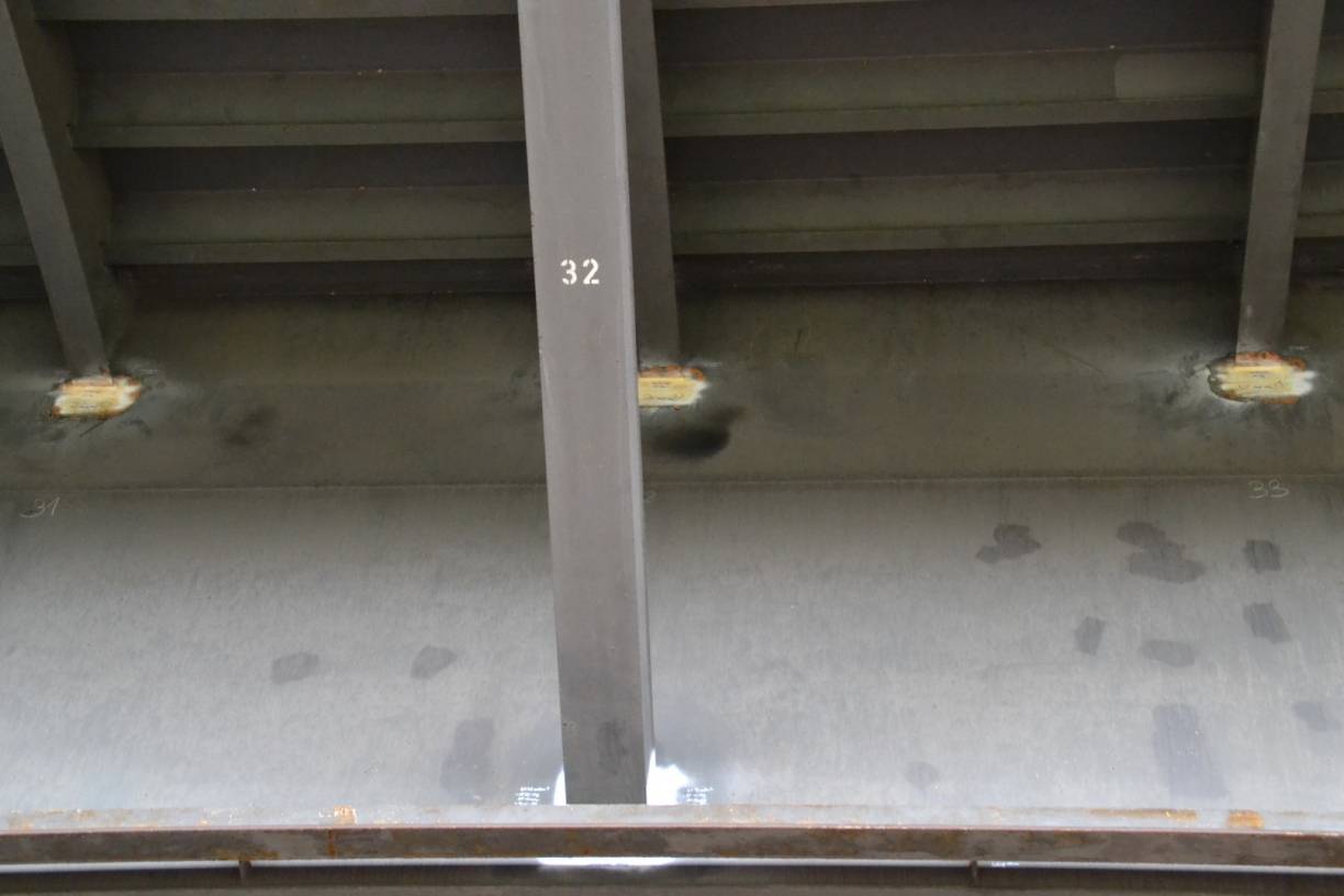  Mit einer speziellen Farbe werden Schweißpunkte und -nähte eingesprüht. Magnetische Bestandteile machen dann Unregelmäßigkeiten wie zum Beispiel Risse mit entsprechenden Meßgeräten sichtbar.  