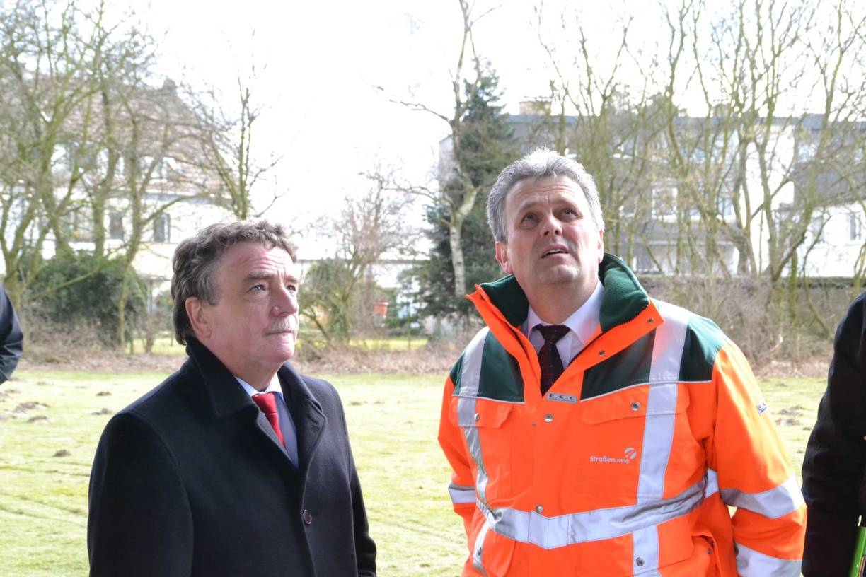  Landesverkehrsminister Michael Groschek und Regierungsbaudirektor Andreas Raedt werfen besorgte Blicke nach oben. 