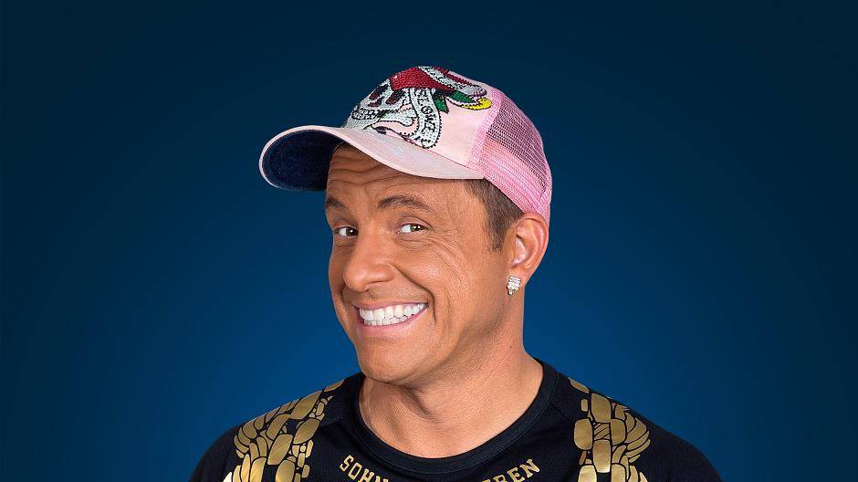 Dennis sieht voll reich aus