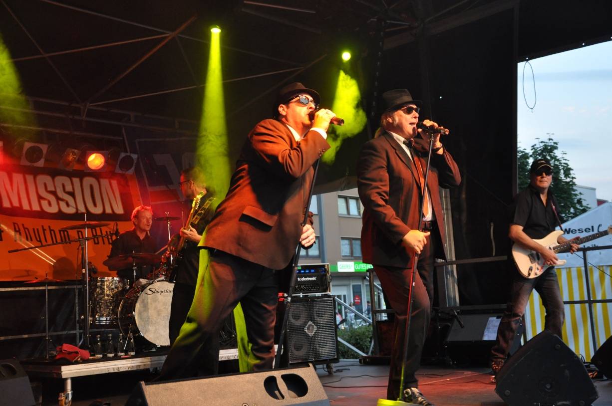  Die Brüder sind immer noch auf einer Mission: Die Blues Brothers Revival-Band heizte den Fans am Neutor schön ein 