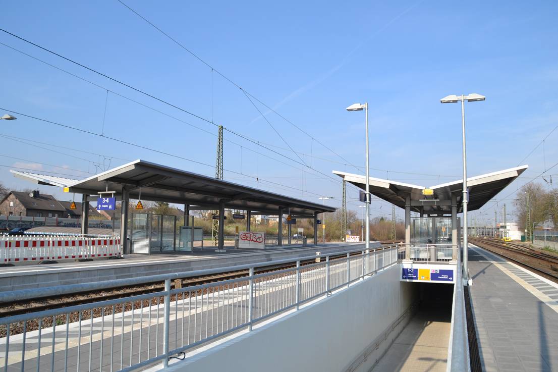  Die modernisierten und barrierefreien Bahnsteige in Rheinhausen sind einsatzbereit. Der Wasserabfluss der Dachkonstruktion, so berichten Bahnkunden, sei allerdings nicht dicht. 