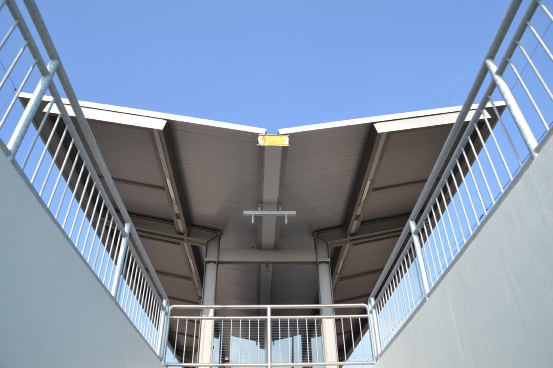  Durch die Flügelform liegt die "Regenrinne" in der Mitte des Daches. Dort soll es Undichtigkeiten geben. 