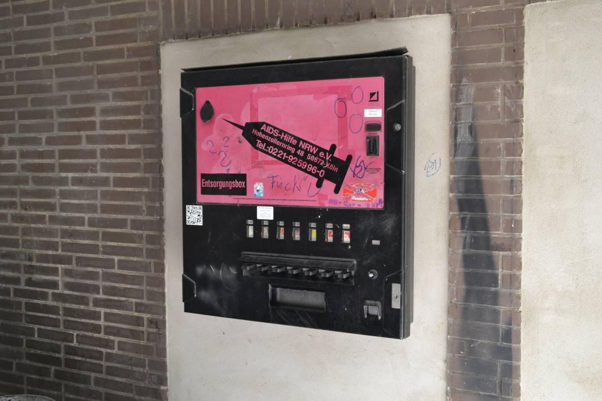  Der Spritzenautomat an der Bismarckstraße ist das Ziel vieler Junkies. 