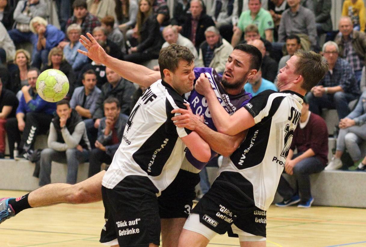  Eric Schwengers, Niklas Weghaus und Jonas Höffner in Aktion. Sonntag geht es im Derby um eine Vorentscheidung im Abstiegskampf 