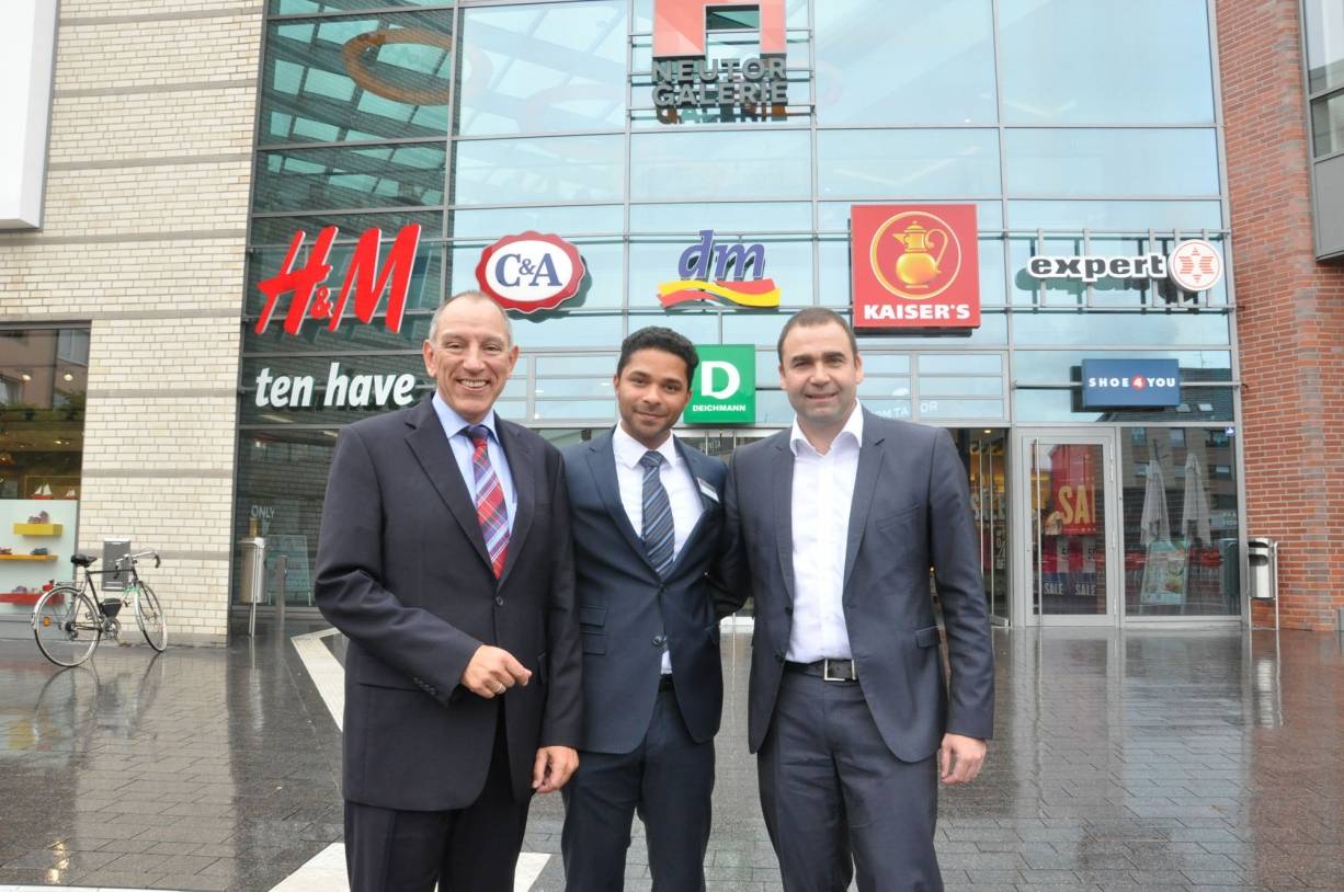Peter Glöckner, Jeremia Gonzalez Martinez und Marc Hellmich vor dem Haupteingang der Neutor-Galerie.