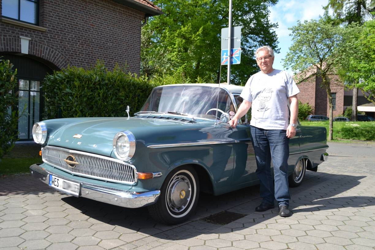  Rainer Laumen und sein Opel Kapitän. Gut zu erkennen, die riesige Panoramascheibe und der strahlende Chromzierrat. 