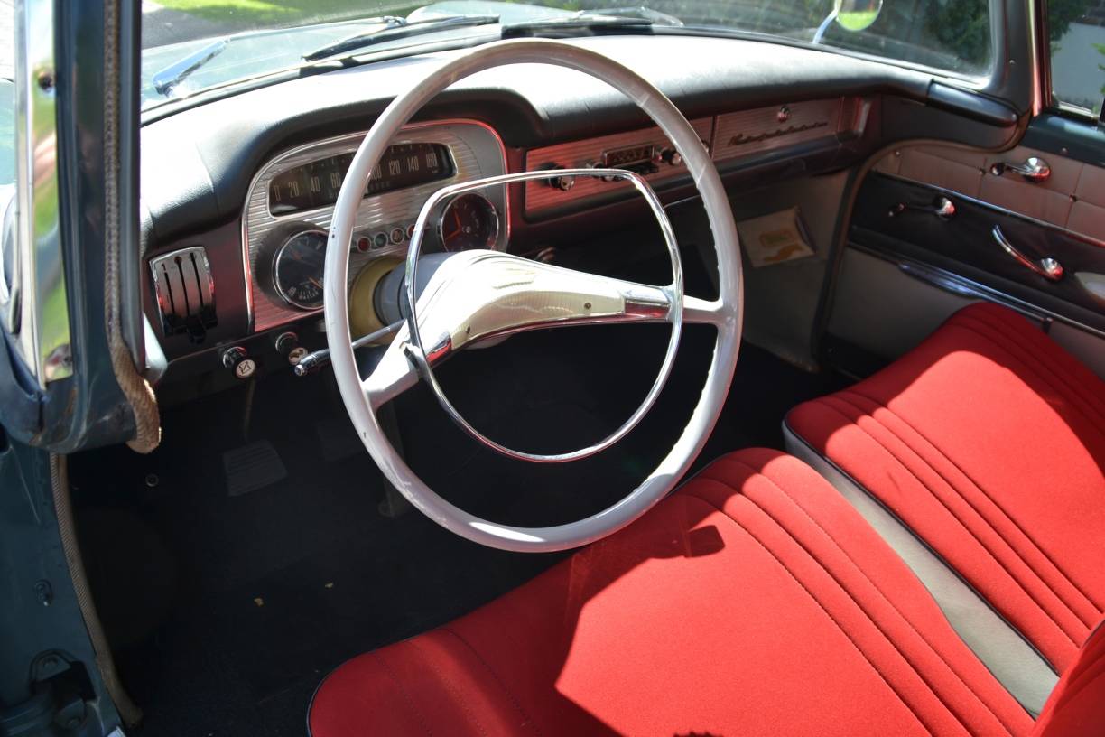  Innen wie außen viel Chrom. Kontrastreich, die originalen roten Sitzpolster. 