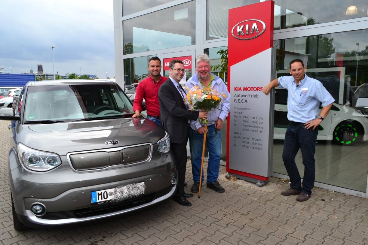 Glücklicher Käufer fährt jetzt elektrisch: Kia-Pilothändler übergab Soul EV