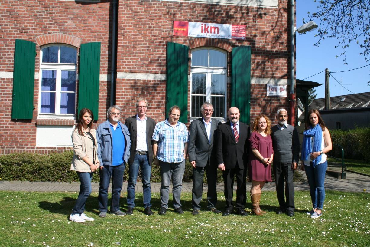 Die Hintergründe der Umfrage „Zusammen leben in Moers“ stellten Adell Sliwa (Bunter Tisch), Dadmehr Amid (Integrationsbeauftragter Stadt Moers), Dr. Axel Stender (Statistikstelle Stadt Moers), Amar Azzoug (Dezernat IV Stadt Moers), Hans-Gerhard Rötters (Erster Beigeordneter), Özdilek Simsek (Internationales Bürgerzentrum AWO Kreisverband Wesel), Emine Yilmaz (Integrationsfachkraft Internationaler Kulturkreis Moers e.V. IKM), Ejaz Malik (stellvertretender Vorsitzender IKM) und Hayat Ketfi (Bunter Tisch) in der vergangenen Woche vor.