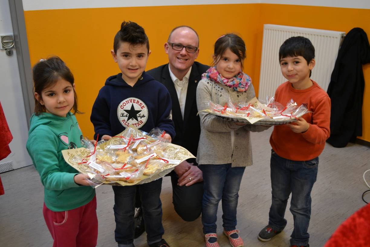 Etwas zum Naschen für den Oberbürgermeister. Die Kleinen der Kita Kiebitzmühlenstraße hatten für Sören Link und alle Besucher eine süße Überraschung parat: eine selbst gebackene „Kiebitzmühle“.