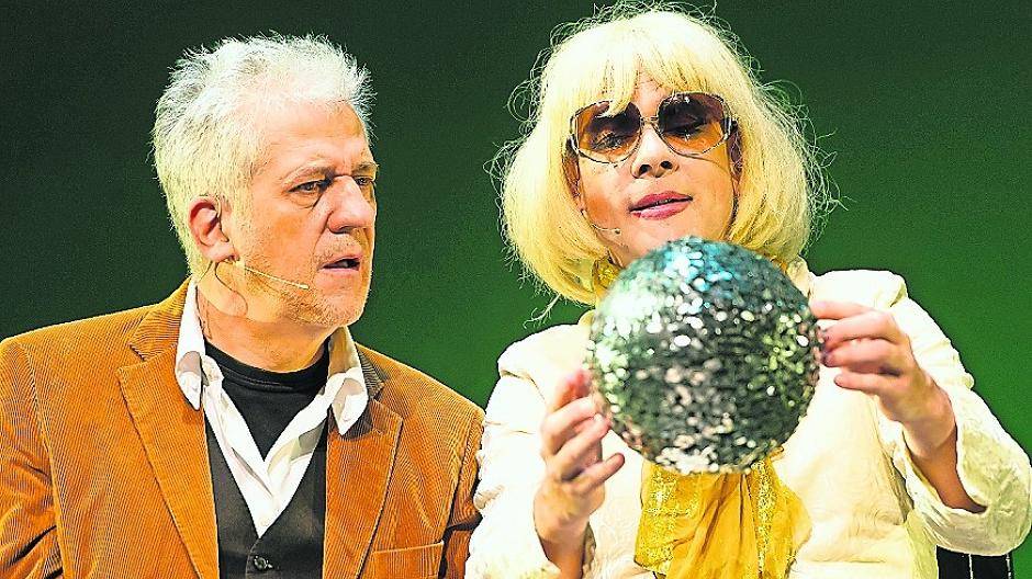  Ilja Richter und Ulrich Michael Heissig (als Irmgard Knef) mit dem Blick in die Disco-Kugel.  