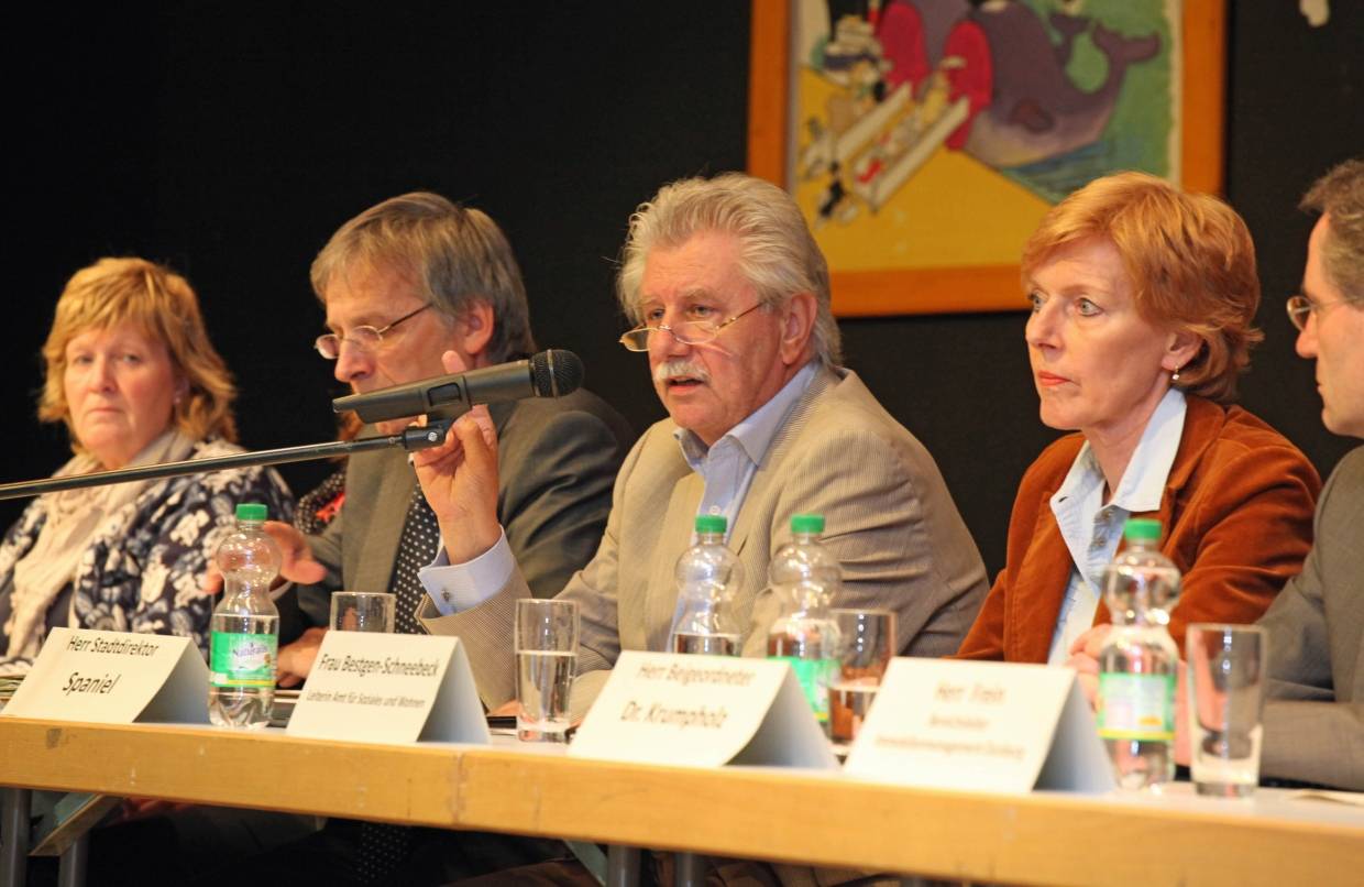 Das Podium zum Bürgergespräch. Am Mikrofon Stadtdirektor Reinhold Spaniel.