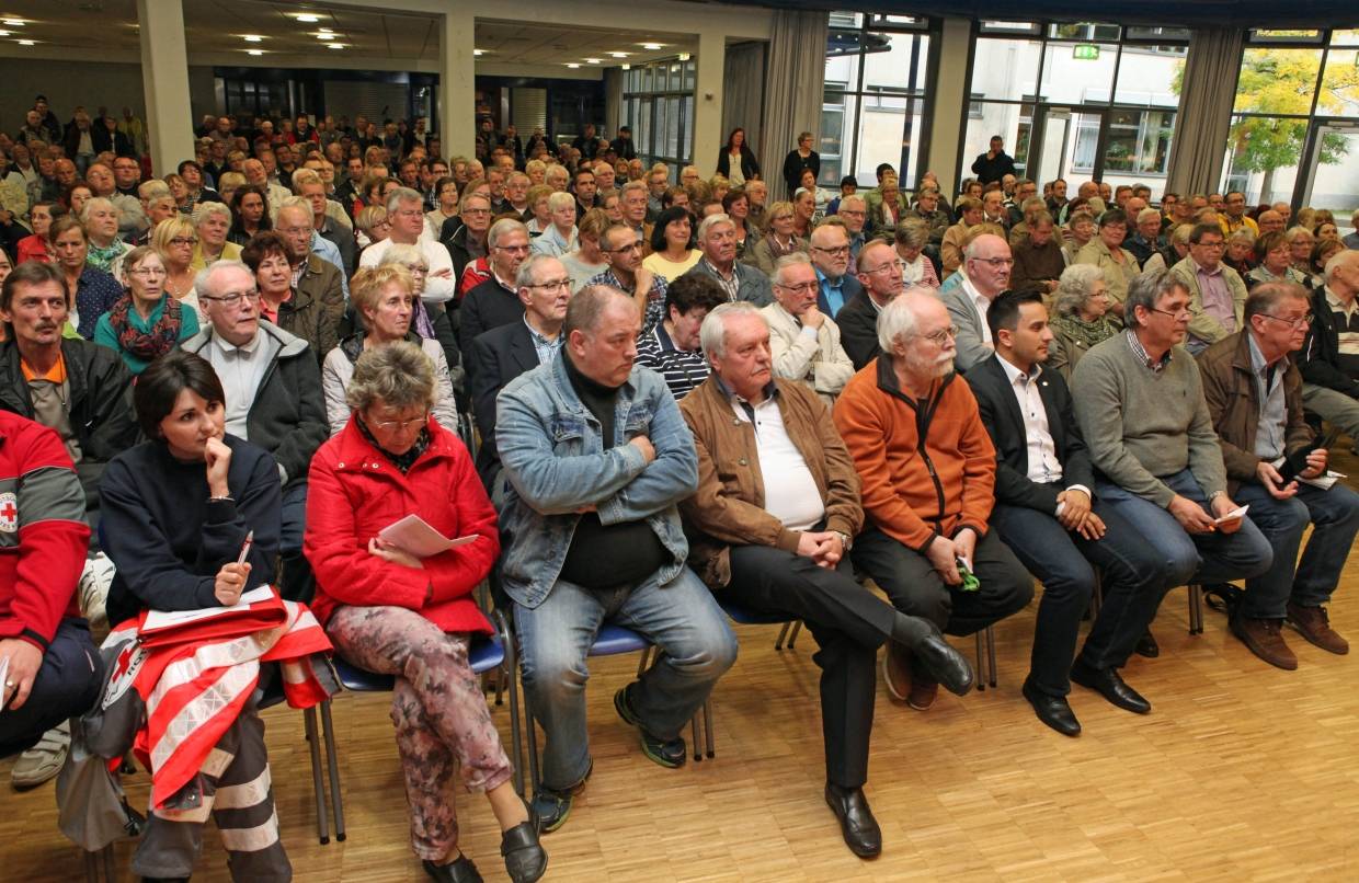 Bis auf den letzten Platz gefüllt, die Aula der Erich-Kästner-Gesamtschule in Homberg.