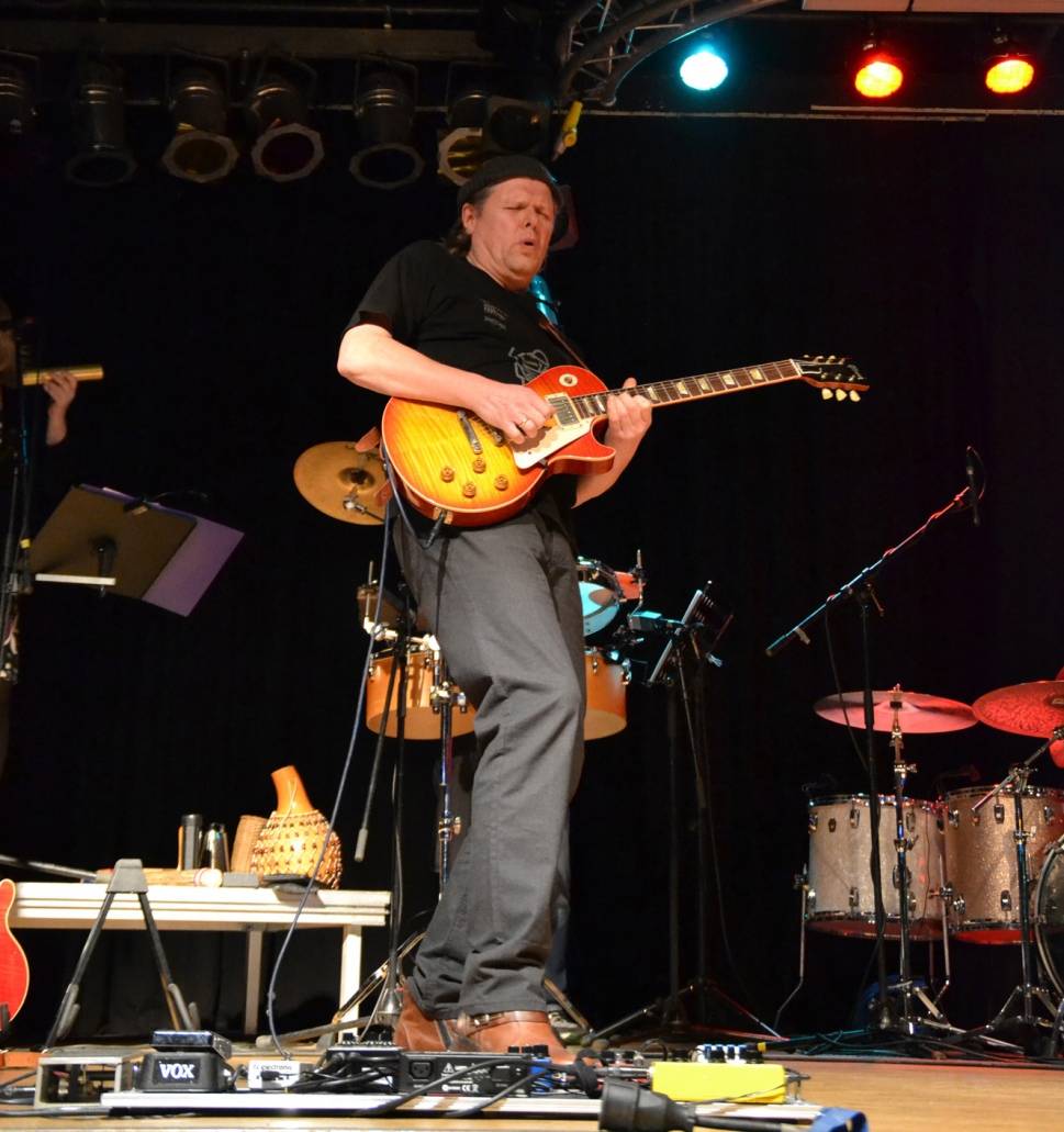 Der „heilige“ Maurus an der E-Gitarre.