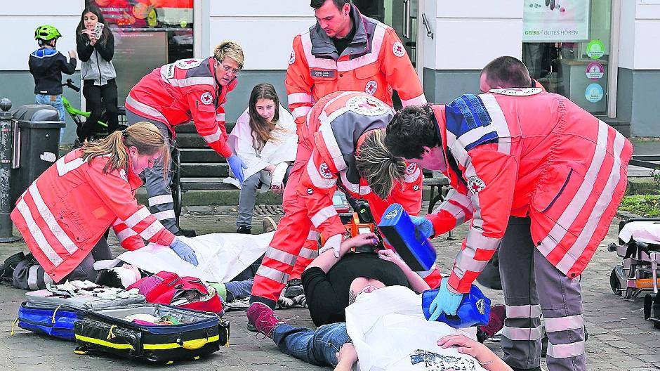  Perfekt: Eine Rettungsübung veranstaltete das Hülser Rote Kreuz unter den Augen der Passanten am Samstag auf dem Hülser Markt. 