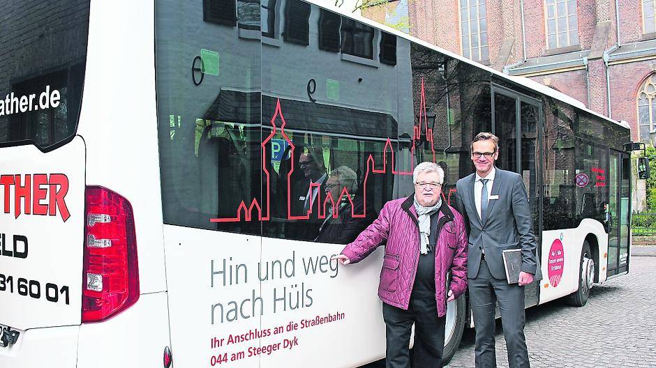  Eröffnung: Bezirksvorsteher Hans Butzen (l.) und der Geschäftsführer der SWK Mobil, Guido Stilling, schicken den neuen Hülser Ortsbus auf die Reise. Mit der Einrichtung der Buslinien erfüllt sich ein alter Wunsch der Hülser Kommunalpolitiker, die sich quer durch alle Parteien für einen besseren Öffentlichen Nachverkehr in Hüls eingesetzt haben. 