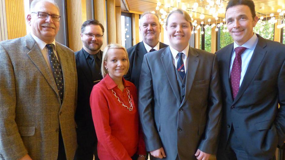  Eine kurze, aber heftige Session — das erwarten Hans-Peter Peißer, Markus Lorkowski, Rabea Will, Bernd Grossauer, Karnevalsprinz Robin I. und Bürgermeister Christoph Landscheidt (v.l.n.r.). 
