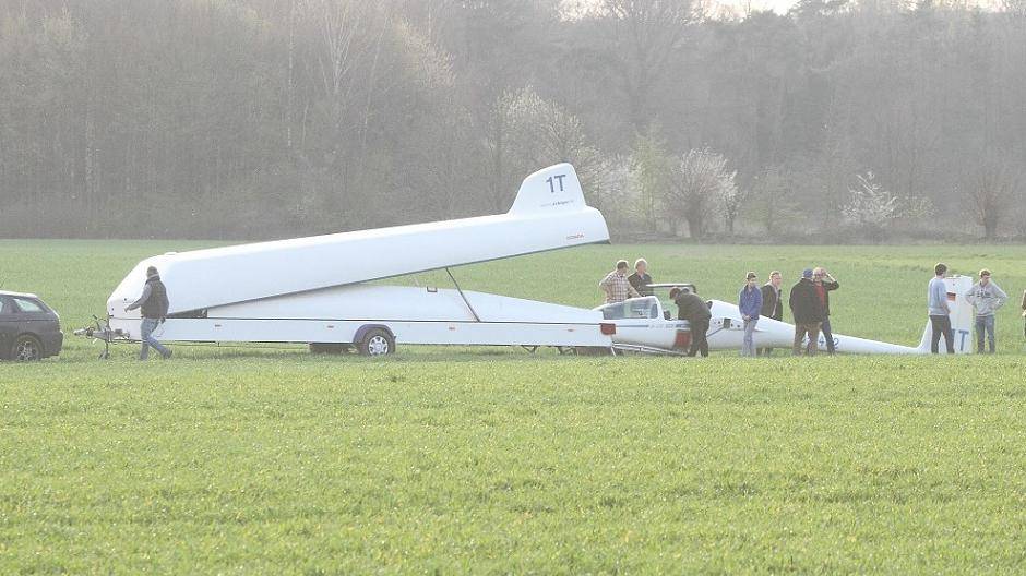 Ein Segelflugzeug landete vor zwei Wochen auf einem Traarer Acker. Hier wird es abtransportiert. Archiv