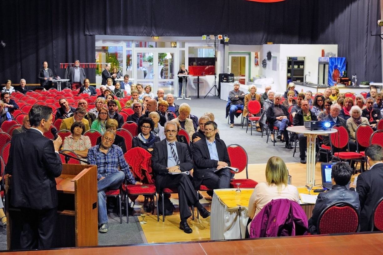 Am Mittwoch kamen deutlich weniger Bürger (ca. 100) als zur Infoveranstaltung in der Dörpfeldschule (um die 300). Dies sei ein positives Zeichen, da sich das Thema bei den Menschen gesetzt habe, so Bürgermeister Harald Lenßen.