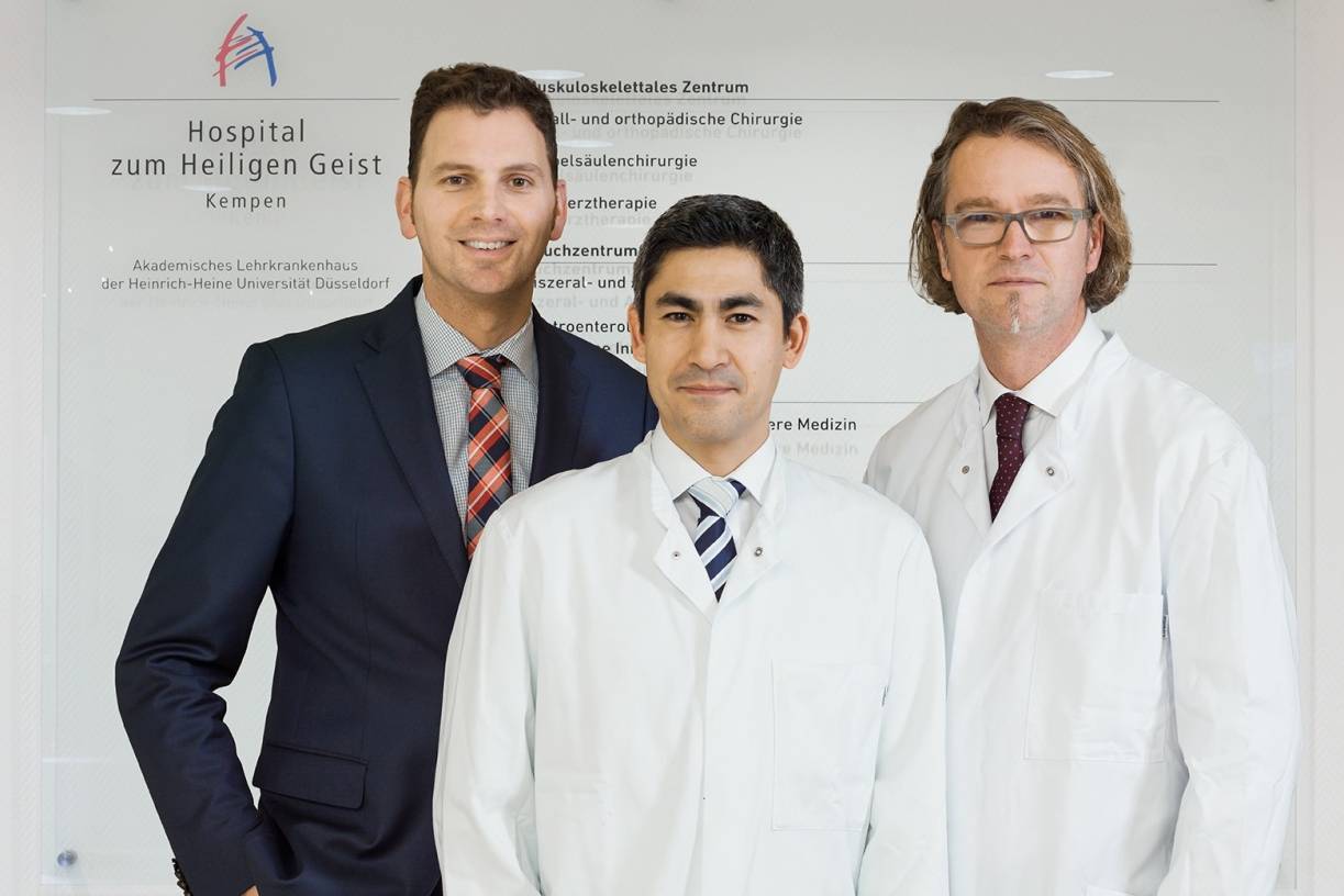  Geschäftsführer Thomas Paßers mit Dr. Sascha Rhee und Prof. Frank Floeth. 