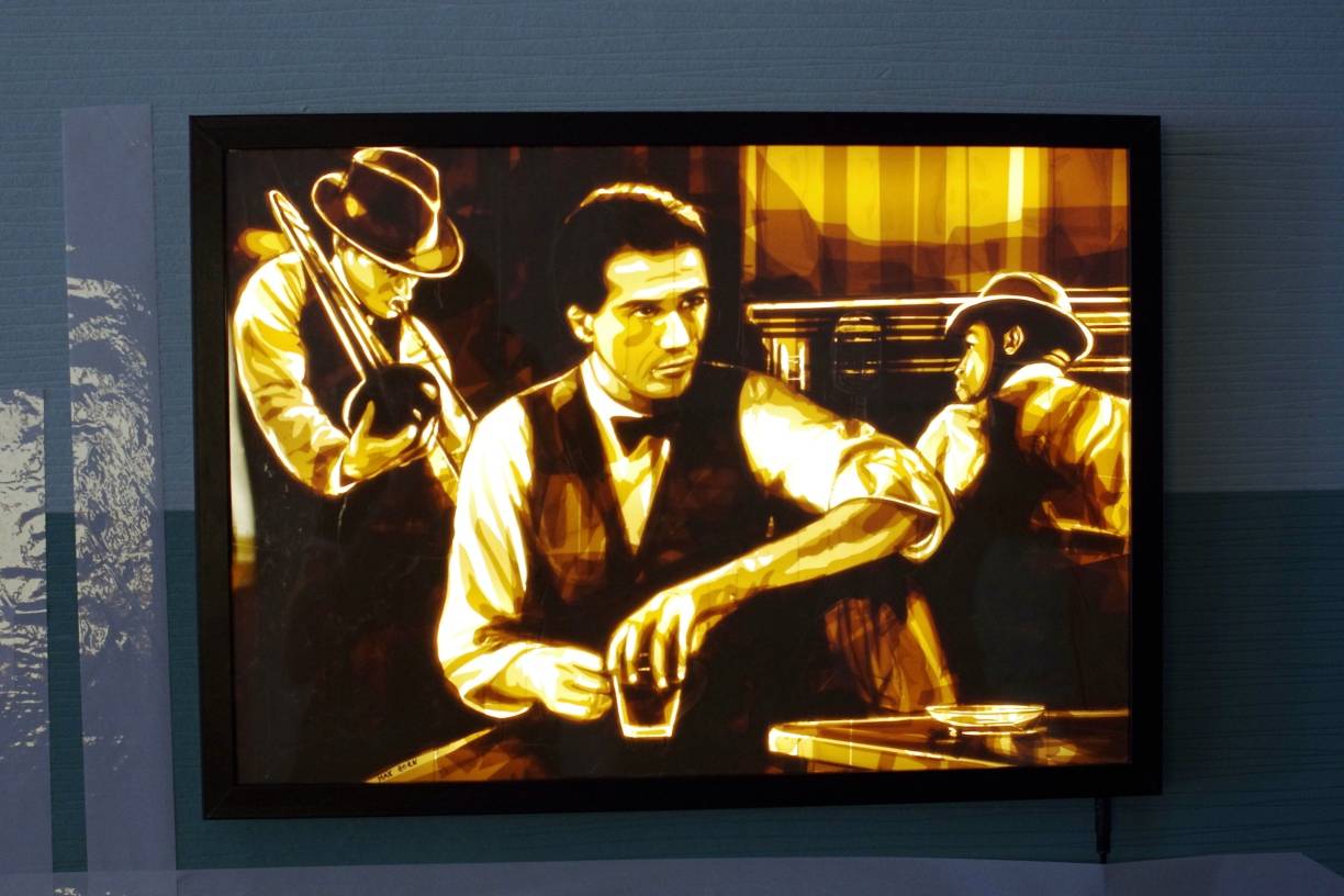  Mit übereinander geklebten und beschnittenen Lagen Paketklebeband, die von hinten beleuchtet werden, schafft der Künstler Max Zorn im wahrsten Sinne des Wortes vielschichtige Bilder. 