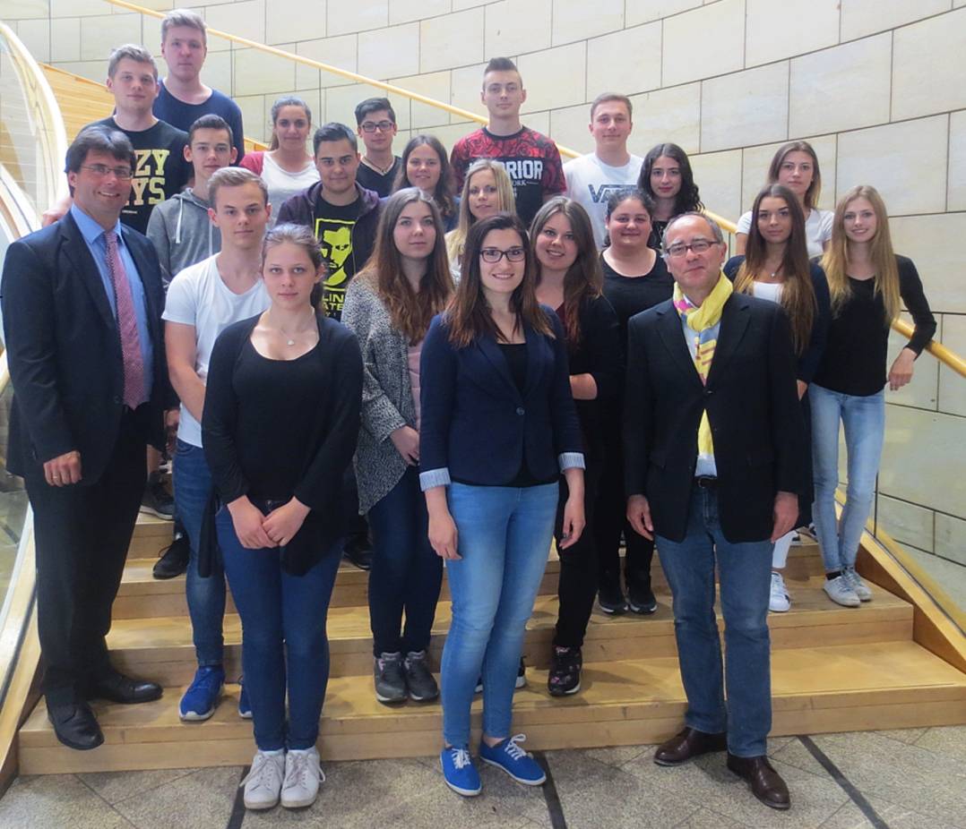  Dr. Marcus Optendrenk (l.), einer der Abgeordneten für den Kreis Viersen im Landtag NRW, empfing die Schüler des Rhein-Maas Berufskollegs mit deren Lehrer Dr. Antonio Liepold (r. vorne).  