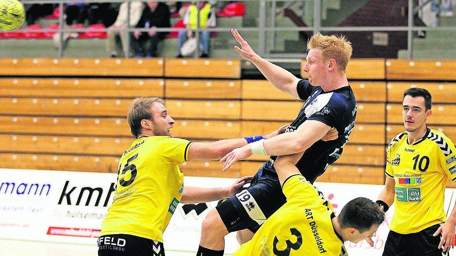 Kaum zu stoppen: Christian Mergner ist richtig gut in Rheinhausen angekommen. Der bullige Kreisläufer hielt die Düsseldorfer Deckung ständig auf Trab und trug sich gleich sechs Mal in die Torschützenliste ein.