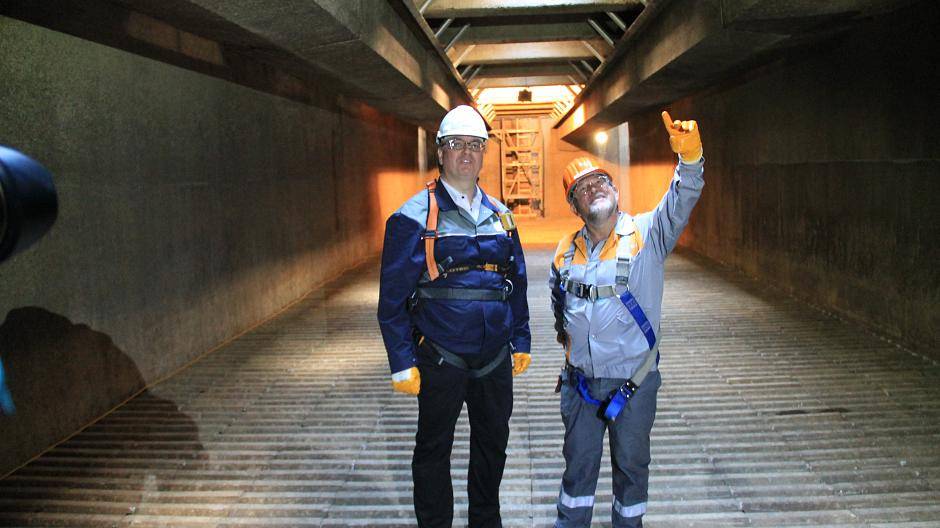  Betriebsleiter Stephan Wenders (l.) und Betriebsmeister Bernhard Aymanns auf dem Grund des trocken gelegten und von Kies freigeräumten Filterbeckens. Fotos (2): jps 