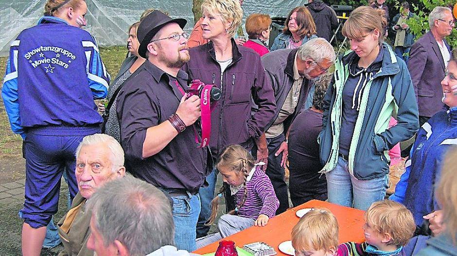 Auf dem Schulhof der ehemaligen Katholischen Volksschule Eisenbahnsiedlung trafen sich Jung und Alt.