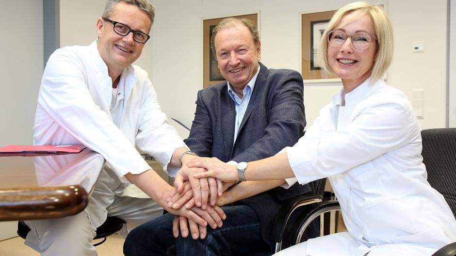  Carl Friedrich Beck kann wieder lachen — und auch sein Knie wieder strecken. Denn die Ärzte des St. Elisabeth-Hospitals in Meerbusch-Lank haben ihn und seine Eisenspeicher-Krankheit erfolgreich behandelt. (v.l.) Dr. Stefan Ewerbeck, Carl Friedrich Beck und Dr. Stefanie Freudenberg. 