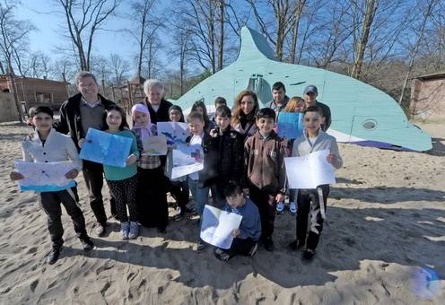  Die fünfte Klasse aus der Herbert-Grillo-Gesamtschule hatte zur Einweihung des neuen Spielplatzes jede Menge Delfinzeichnungen mitgebracht. Gabriela Grillo und Zoo-Direktor Achim Winkler waren ganz begeistert. 