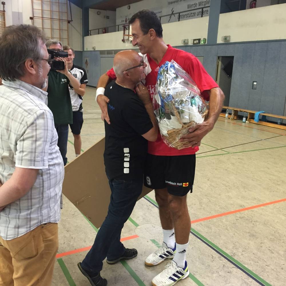  Umarmung zum Abschied: Heinz Buteweg und Marius Timofte vor dem Anpfiff des Abschiedsspiels 