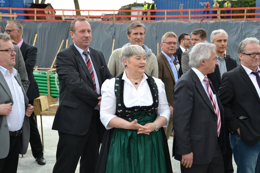 Viel Duisburger Prominenz beobachtete das Geschehen auf der Baustelle.