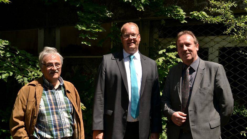  Herbert Eickmanns, Bernd Wortmeyer und Carsten Tum vorm zugewucherten Hallenbad.  