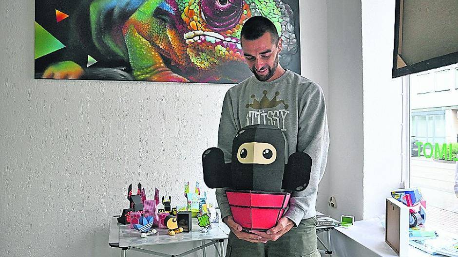 Nick Nite in inniger Zweisamkeit mit einem seiner Papertoys-Werke in Kaktus-Form.