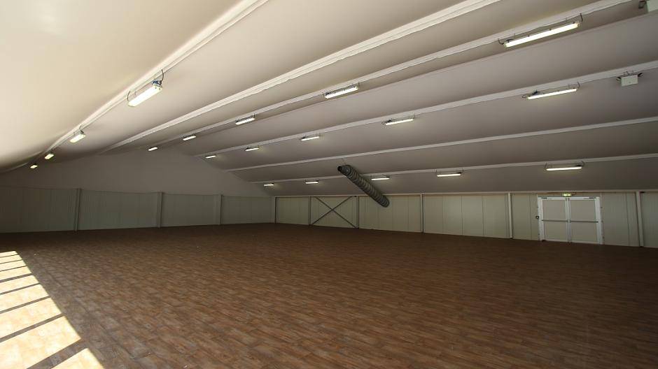 Diese Halle wird zum Aufenthaltsbereich mit Fernsehern, Tischtennisplatten usw. Hier...