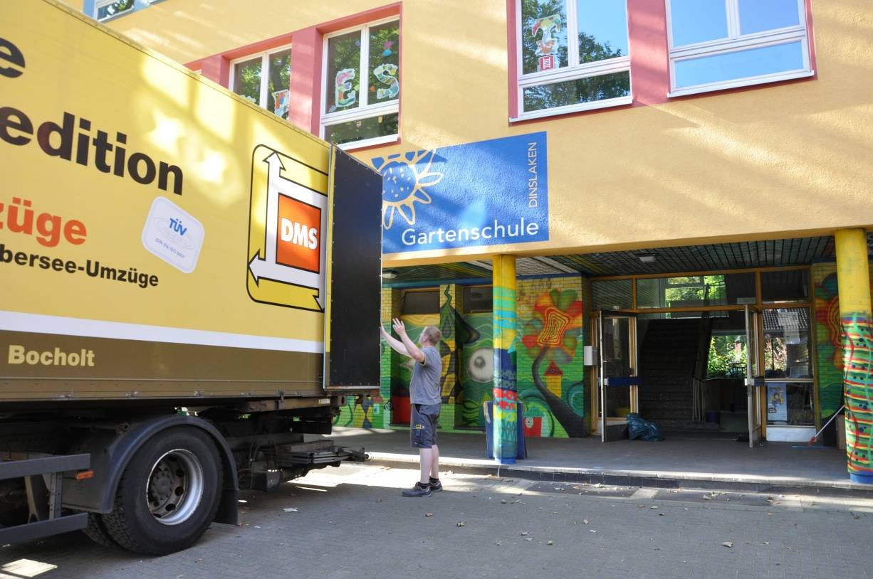  Montag Vormittag wurden die Möbel für die Verwaltung angeliefert und aufgebaut. In den kommenden Tagen geht es mit der Ausstattung der Klassen und des Ganztags weiter. 